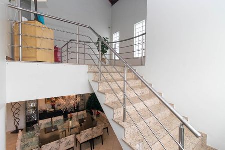 Casa para alugar com 450m², 4 quartos e 6 vagas Casa para alugar com 450m², 4 quartos e 6 vagasEscada