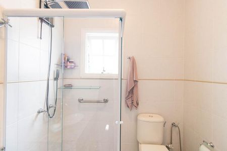 Casa para alugar com 450m², 4 quartos e 6 vagas Casa para alugar com 450m², 4 quartos e 6 vagasBanheiro da Suíte 2