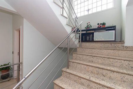 Casa para alugar com 450m², 4 quartos e 6 vagas Casa para alugar com 450m², 4 quartos e 6 vagasEscada