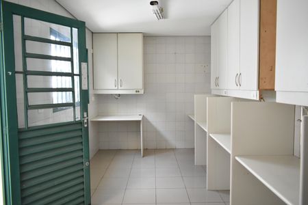 Casa à venda com 280m², 6 quartos e 1 vagaQuarto externo