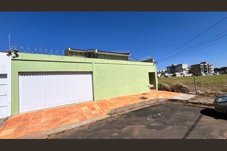 Casa para alugar com 215m², 4 quartos e 6 vagasFachada