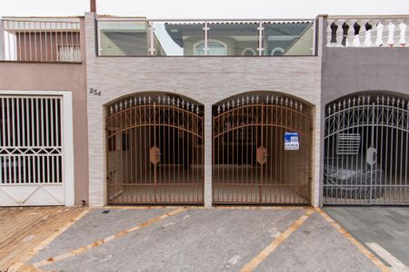 Casa à venda com 120m², 2 quartos e 2 vagas Casa à venda com 120m², 2 quartos e 2 vagasFachada + Placa