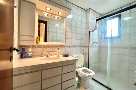 Apartamento à venda com 156m², 4 quartos e 3 vagasBanheiro da Suíte 2