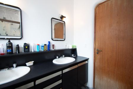 Casa para alugar com 630m², 6 quartos e 5 vagasBanheiro Semi suíte 1 e 2