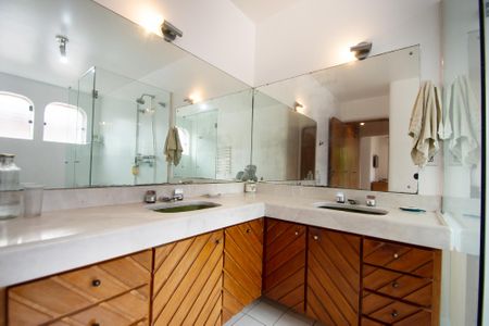 Casa para alugar com 630m², 6 quartos e 5 vagasBanheiro Suíte 5