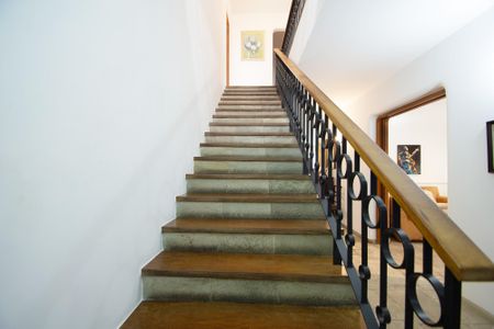 Casa para alugar com 630m², 6 quartos e 5 vagasEscada