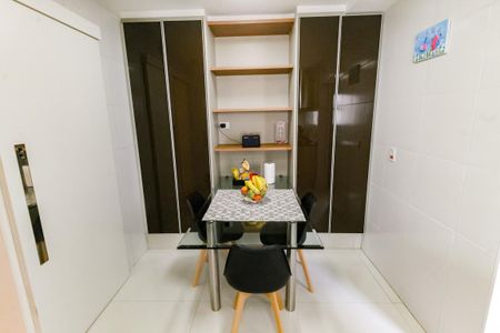 Apartamento à venda com 168m², 3 quartos e 3 vagas Apartamento à venda com 168m², 3 quartos e 3 vagasDetalhe da cozinha