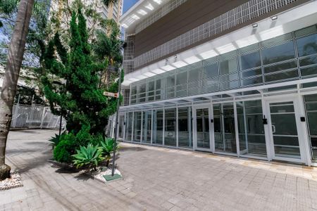 Apartamento à venda com 168m², 3 quartos e 3 vagas Apartamento à venda com 168m², 3 quartos e 3 vagasFachada e portaria