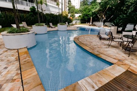 Apartamento à venda com 168m², 3 quartos e 3 vagas Apartamento à venda com 168m², 3 quartos e 3 vagasÁrea comum - Piscina