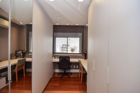 Apartamento à venda com 104m², 2 quartos e 2 vagasArmário da Suíte 