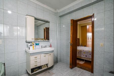 Casa à venda com 300m², 2 quartos e 3 vagasBanheiro da Suíte 2