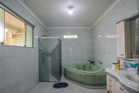 Casa à venda com 300m², 2 quartos e 3 vagasBanheiro da Suíte 2