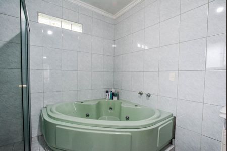 Casa à venda com 300m², 2 quartos e 3 vagasBanheiro da Suíte 2