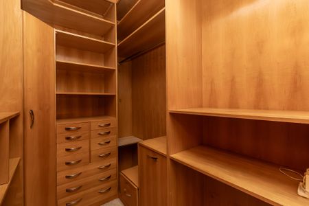 Apartamento à venda com 249m², 5 quartos e 3 vagas Apartamento à venda com 249m², 5 quartos e 3 vagasCloset Quarto 4