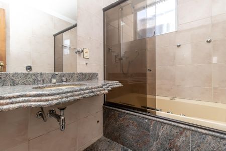 Apartamento à venda com 249m², 5 quartos e 3 vagas Apartamento à venda com 249m², 5 quartos e 3 vagasBanheiro do Quarto 4