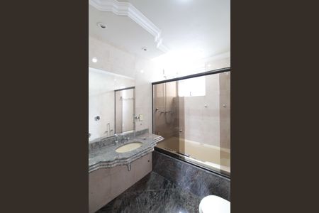 Apartamento à venda com 249m², 4 quartos e 3 vagasBanheiro da Suite 2