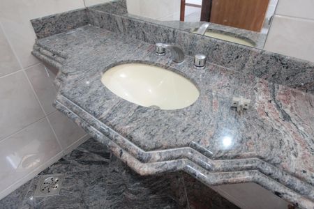 Apartamento à venda com 249m², 4 quartos e 3 vagasBanheiro da Suite 2