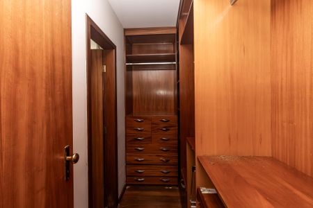 Apartamento à venda com 249m², 5 quartos e 3 vagas Apartamento à venda com 249m², 5 quartos e 3 vagasCloset Quarto 3