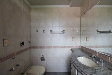 Apartamento à venda com 249m², 4 quartos e 3 vagasBanheiro da Suite 1