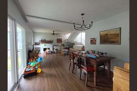 Sala de casa de condomínio para alugar com 3 quartos, 277m² em Recanto dos Açores, Florianópolis