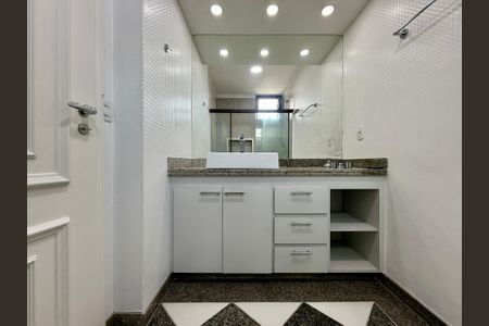 Apartamento para alugar com 183m², 3 quartos e 3 vagas Apartamento para alugar com 183m², 3 quartos e 3 vagasBanheiro Suíte 2