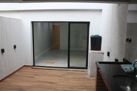 Casa à venda com 117m², 2 quartos e 1 vagaQuintal