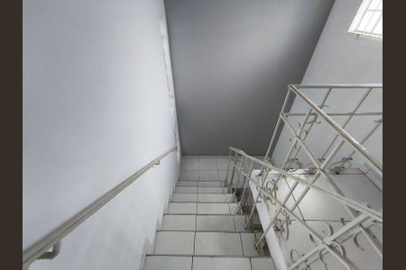 Casa à venda com 160m², 4 quartos e 2 vagas Casa à venda com 160m², 4 quartos e 2 vagasEscadas