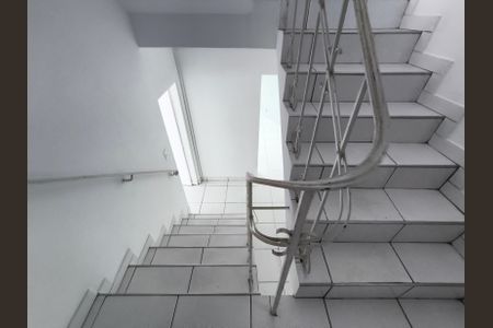 Casa à venda com 160m², 4 quartos e 2 vagas Casa à venda com 160m², 4 quartos e 2 vagasEscadas