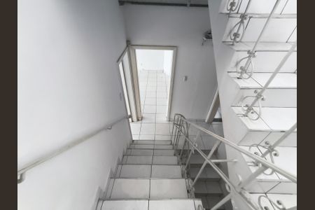 Casa à venda com 160m², 4 quartos e 2 vagas Casa à venda com 160m², 4 quartos e 2 vagasEscadas