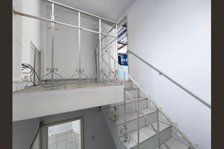 Casa à venda com 160m², 4 quartos e 2 vagas Casa à venda com 160m², 4 quartos e 2 vagasEscadas