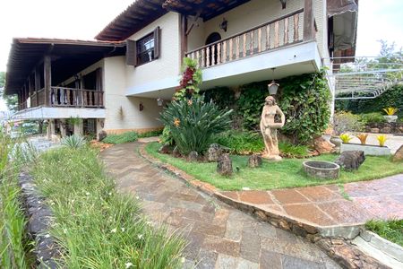 Casa à venda com 871m², 5 quartos e 10 vagas Casa à venda com 871m², 5 quartos e 10 vagasEntrada