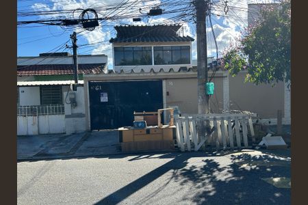 Casa para alugar com 500m², 3 quartos e 5 vagasFachada + plaquinha