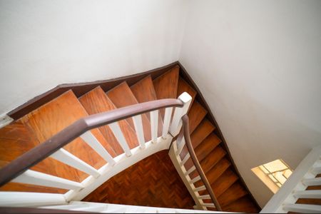 Casa à venda com 170m², 3 quartos e 3 vagas Casa à venda com 170m², 3 quartos e 3 vagasEscada