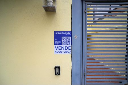 Casa à venda com 170m², 3 quartos e 3 vagas Casa à venda com 170m², 3 quartos e 3 vagasFachada