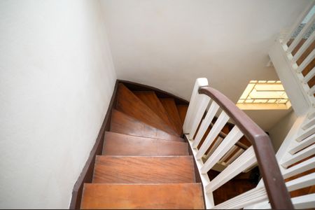 Casa à venda com 170m², 3 quartos e 3 vagas Casa à venda com 170m², 3 quartos e 3 vagasEscada