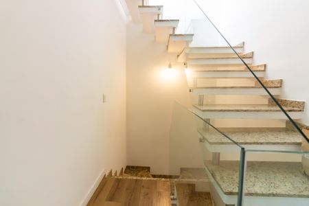 Casa de condomínio à venda com 144m², 3 quartos e 3 vagasEscada