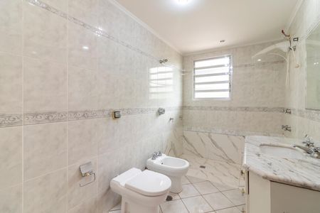 Casa de condomínio para alugar com 180m², 4 quartos e 3 vagasBanheiro 1