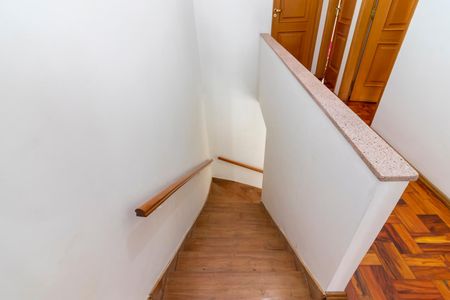 Casa de condomínio para alugar com 180m², 4 quartos e 3 vagasCorredor dos Quartos - Escada