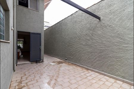 Casa de condomínio para alugar com 180m², 4 quartos e 3 vagasQuintal