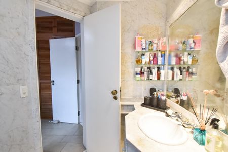 Apartamento à venda com 120m², 3 quartos e 2 vagasBanheiro da suíte