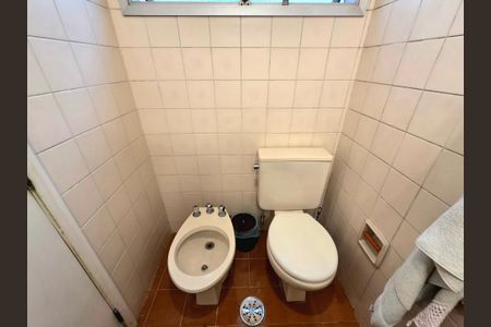 Apartamento para alugar com 200m², 4 quartos e 3 vagas Apartamento para alugar com 200m², 4 quartos e 3 vagasBanheiro da Suíte 2