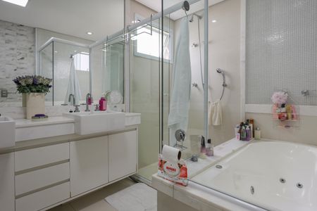 Apartamento à venda com 178m², 3 quartos e 4 vagas Apartamento à venda com 178m², 3 quartos e 4 vagasBanheiro da Suíte 1