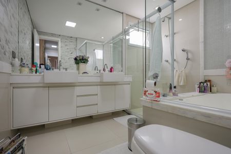 Apartamento à venda com 178m², 3 quartos e 4 vagas Apartamento à venda com 178m², 3 quartos e 4 vagasBanheiro da Suíte 1