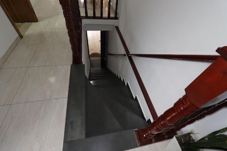 Casa à venda com 195m², 2 quartos e 5 vagasEscada