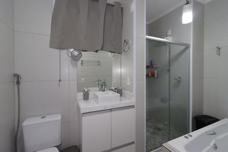 Casa à venda com 195m², 2 quartos e 5 vagasBanheiro da Suíte