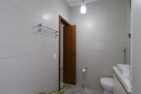 Casa à venda com 195m², 2 quartos e 5 vagasBanheiro da Suíte
