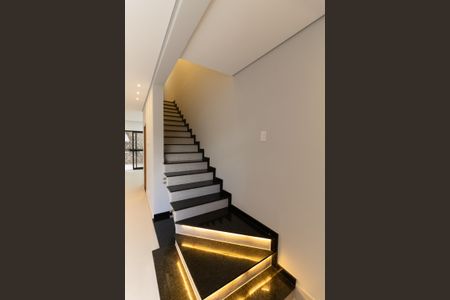 Casa à venda com 120m², 3 quartos e 2 vagas Casa à venda com 120m², 3 quartos e 2 vagasEscada