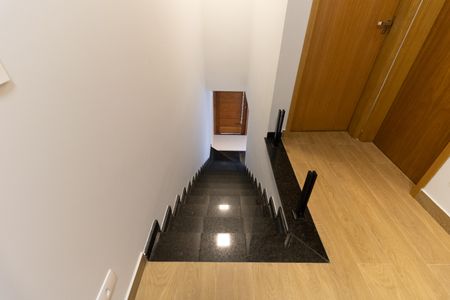 Casa à venda com 120m², 3 quartos e 2 vagas Casa à venda com 120m², 3 quartos e 2 vagasEscada