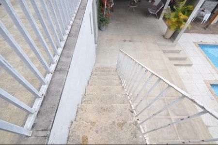 Casa à venda com 420m², 3 quartos e 3 vagasEscada de acesso à piscina e churrasqueira