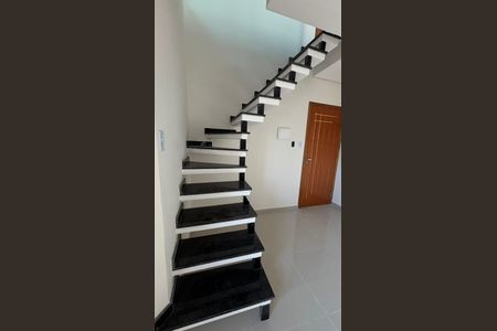 Apartamento para alugar com 90m², 3 quartos e 1 vaga Apartamento para alugar com 90m², 3 quartos e 1 vagaEscada